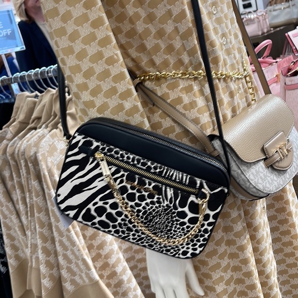 MICHAEL KORS JET SET LARGE EAST WEST ZIP POCKET CHAIN XBODY BLACK
NWT - Picture 13 of 16